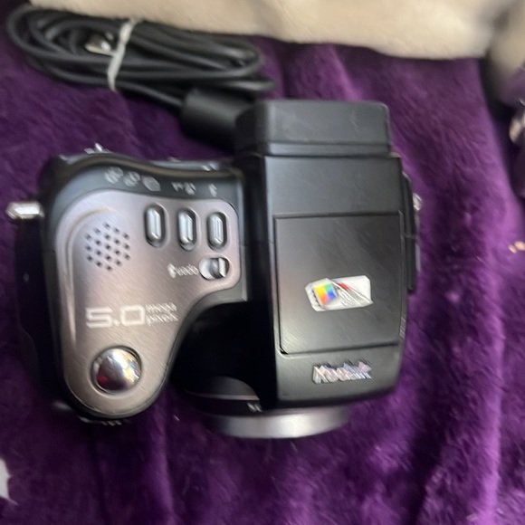 A Kodak 5.0 mega pixels. Easy Share digital camera. - Picture 2 of 11